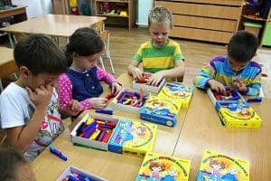 Дети играют в Цветные счетные палочки Кюизенера