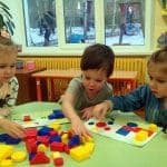 дети играют в Логические блоки Дьенеша