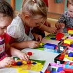 Дети играют в кубики Дьенеша