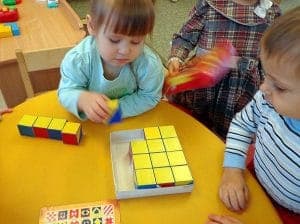 малыши играют в Сложи узор